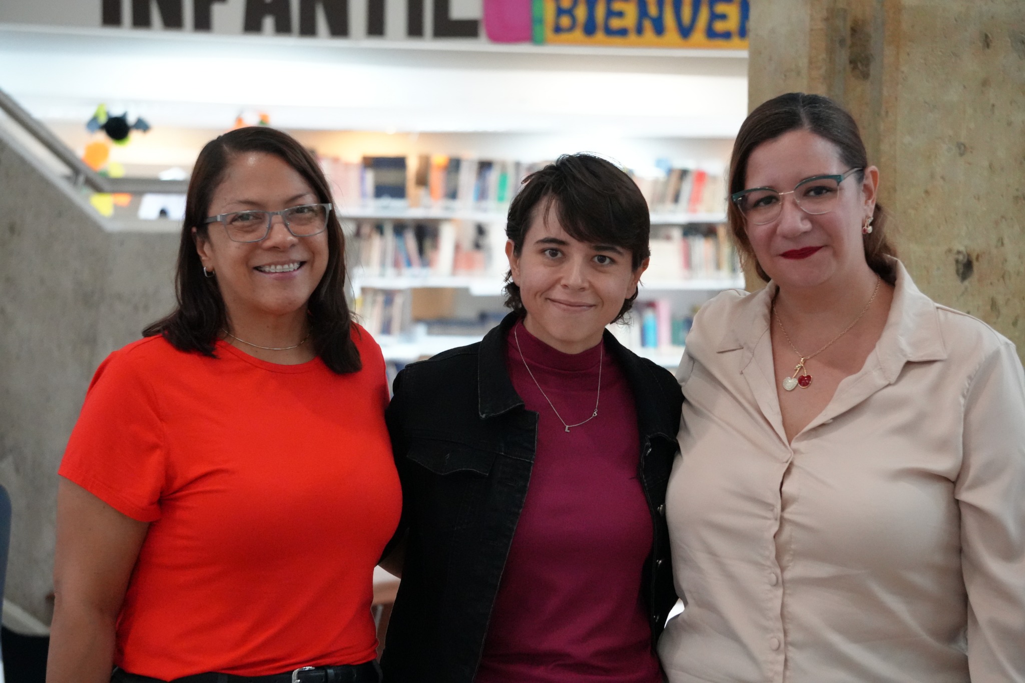 Retrato de Leyla Karina Espinosa Yada con asistentes al encuentro.