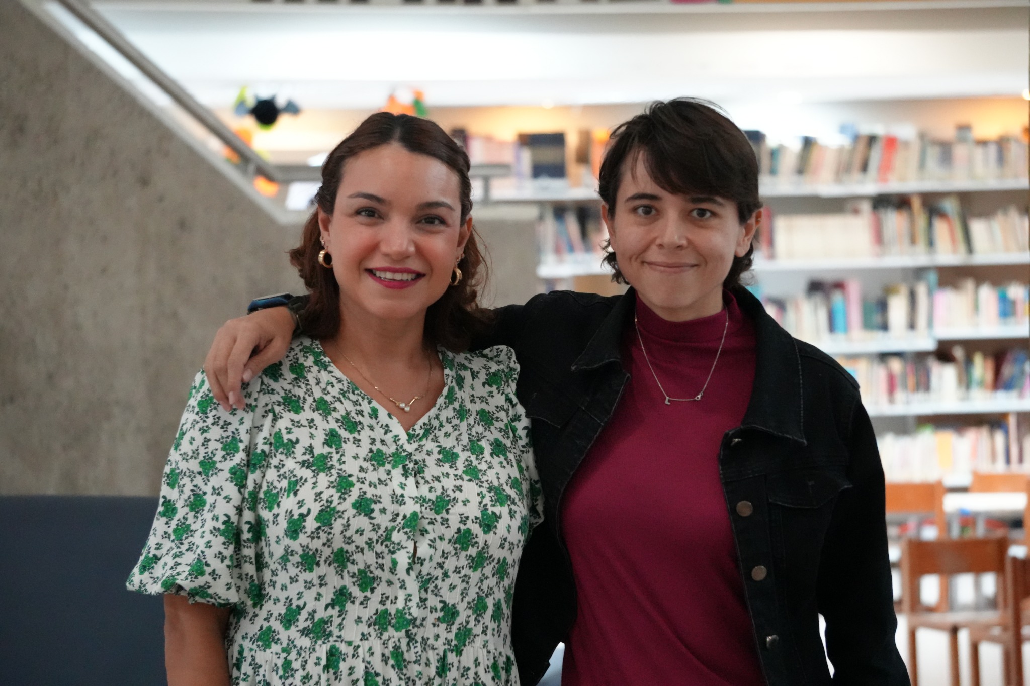La autora con una de las participantes de la presentación.