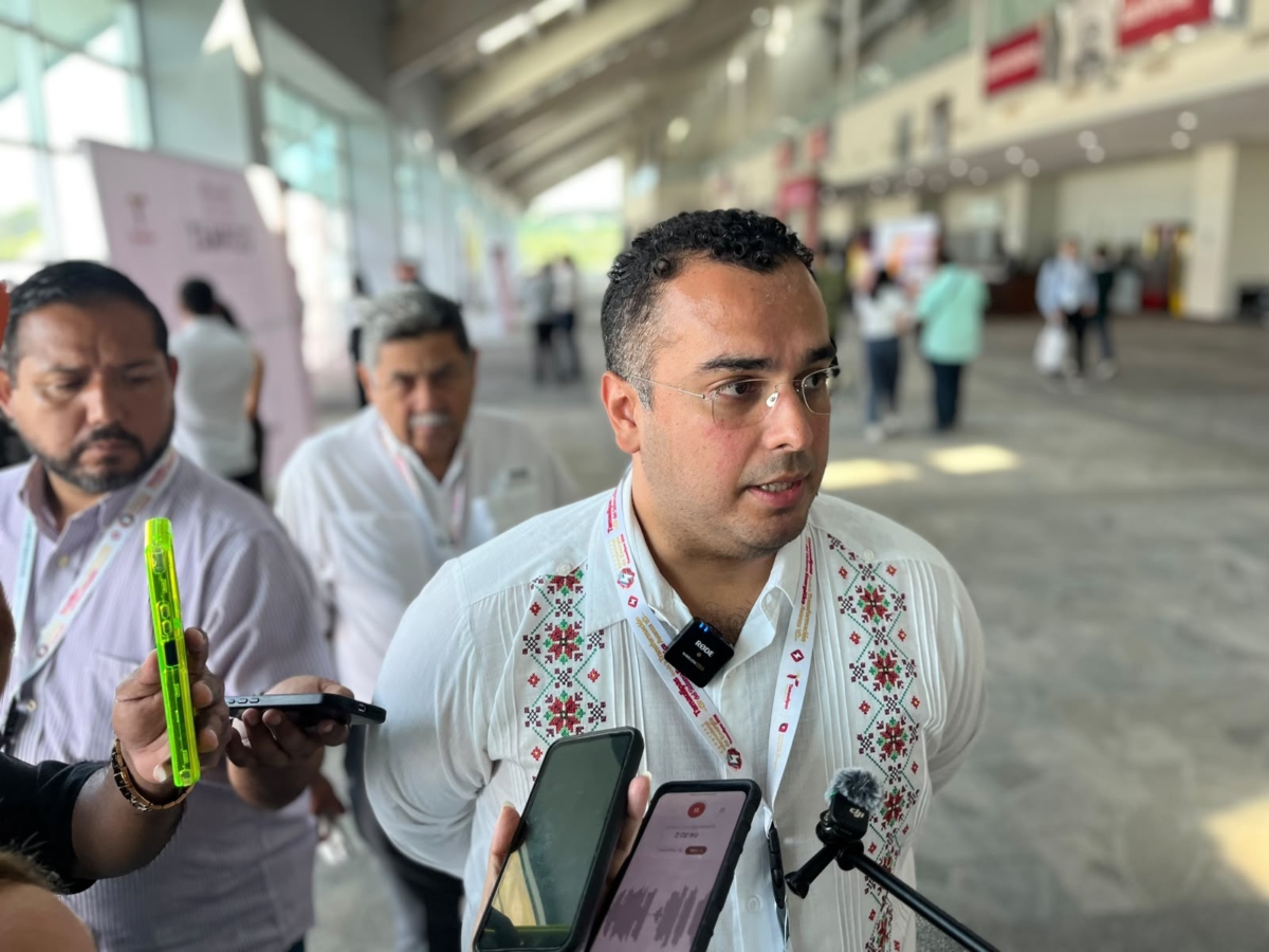 Fotografía de una entrevista incluida en el comunicado de STPS Tamaulipas del 30 de octubre de 2026; no corresponde a la feria anunciada para noviembre.