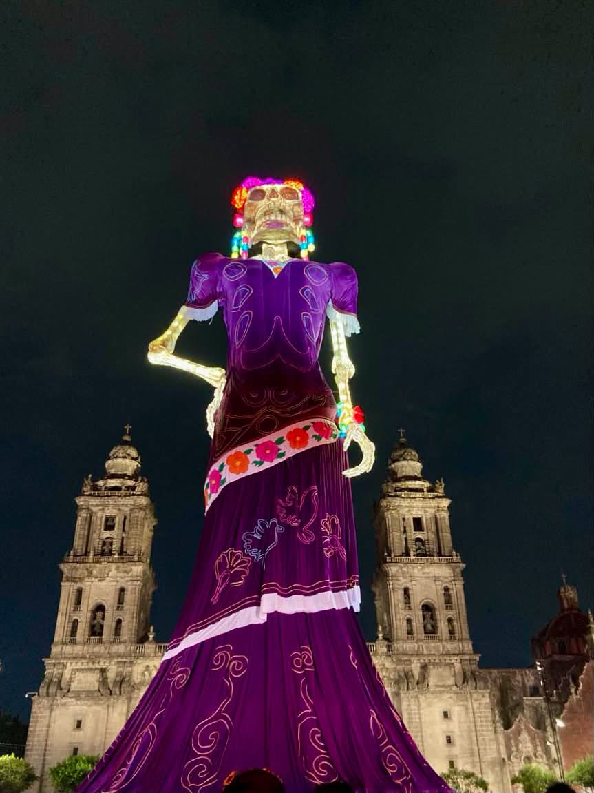 Fotografía completa de la Catrina monumental del Zócalo difundida por Cultura CDMX