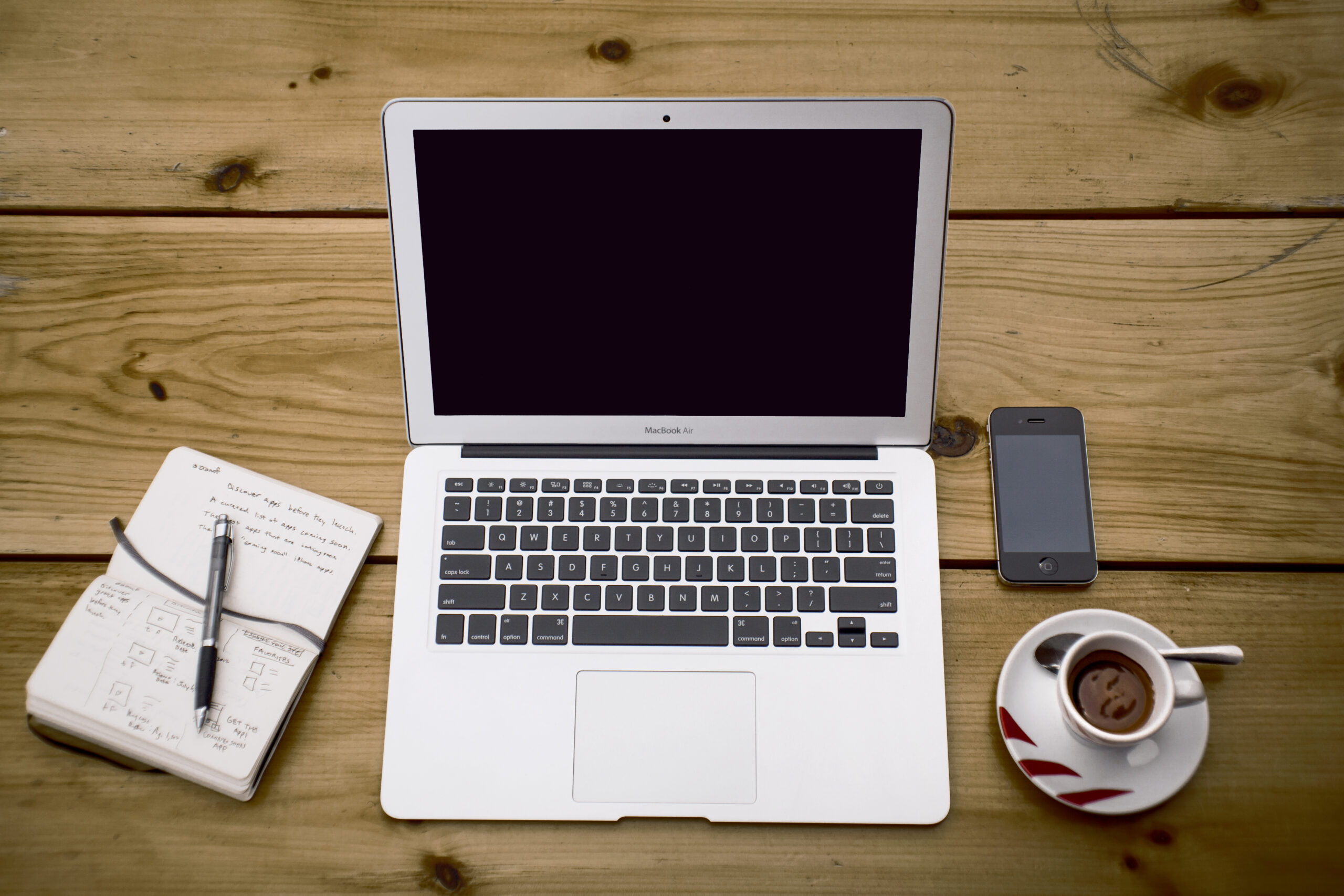 Computadora portátil y teléfonos sobre una mesa, fotografía ilustrativa de archivo de 2013