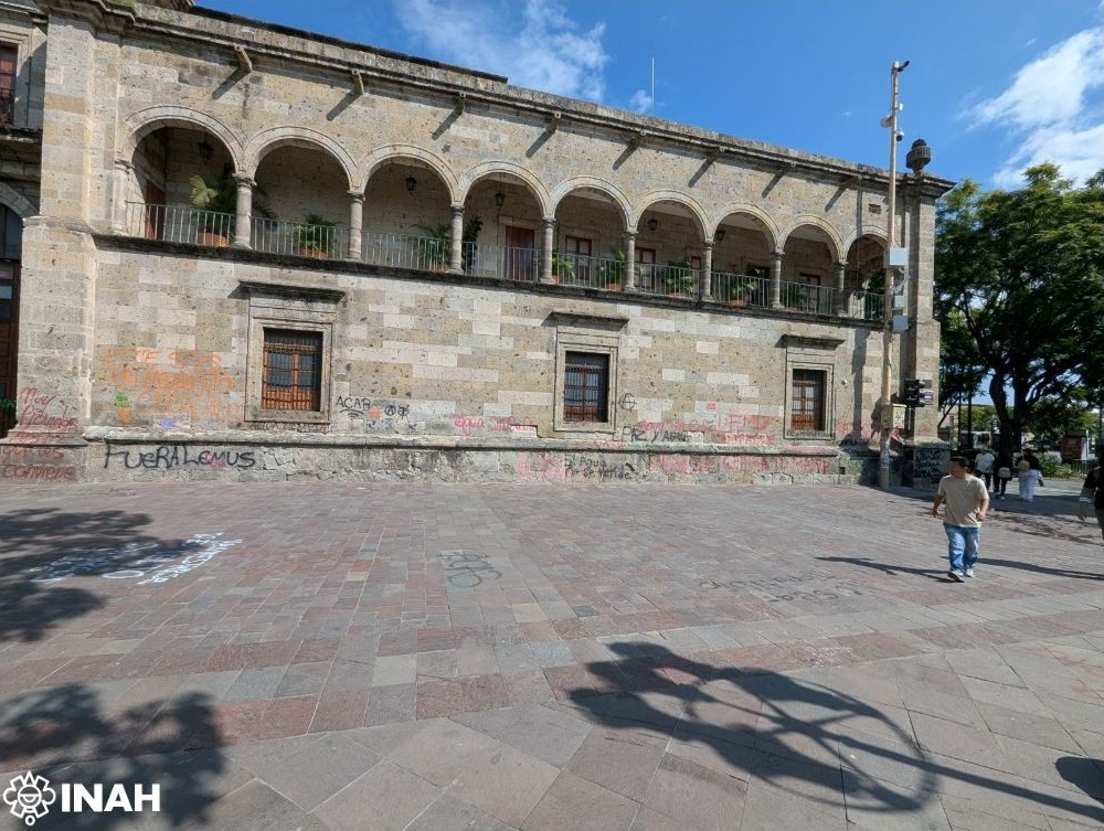 Fotografía del inmueble histórico con pintas publicada por el INAH
