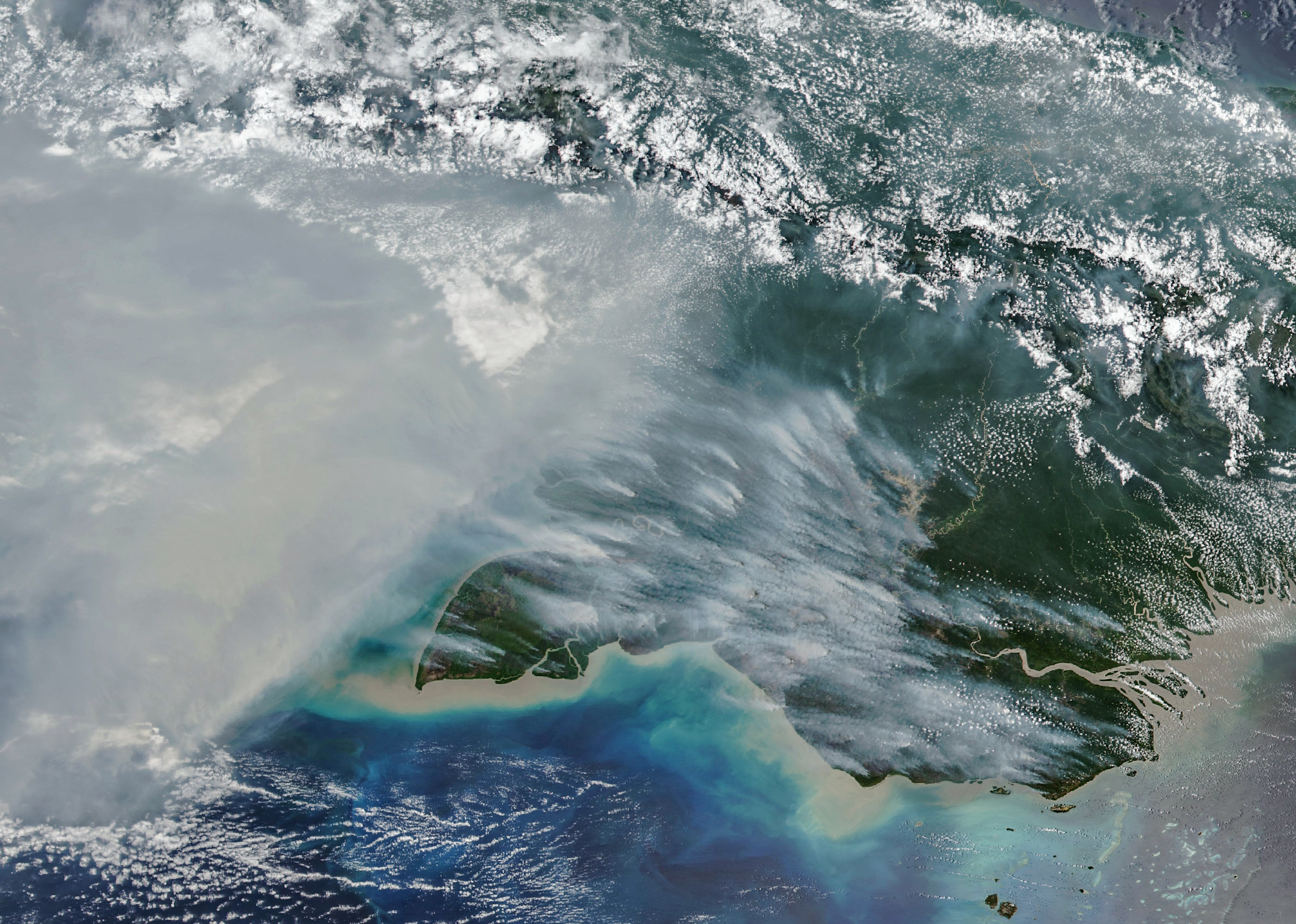 Imagen satelital original del humo sobre el sur de Nueva Guinea el 11 de octubre de 2026
