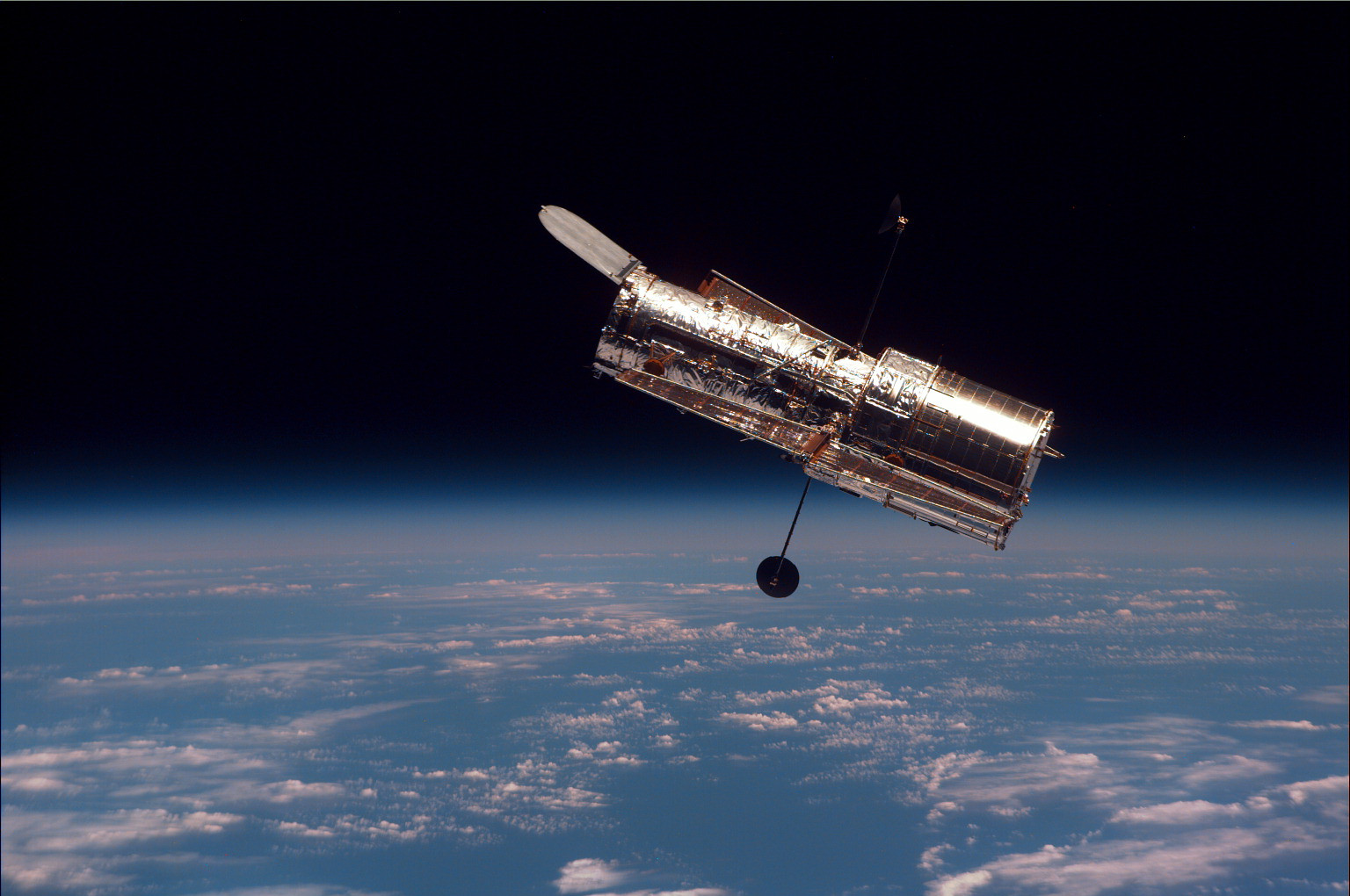Hubble sobre la Tierra después de la segunda misión de servicio, febrero de 1997.