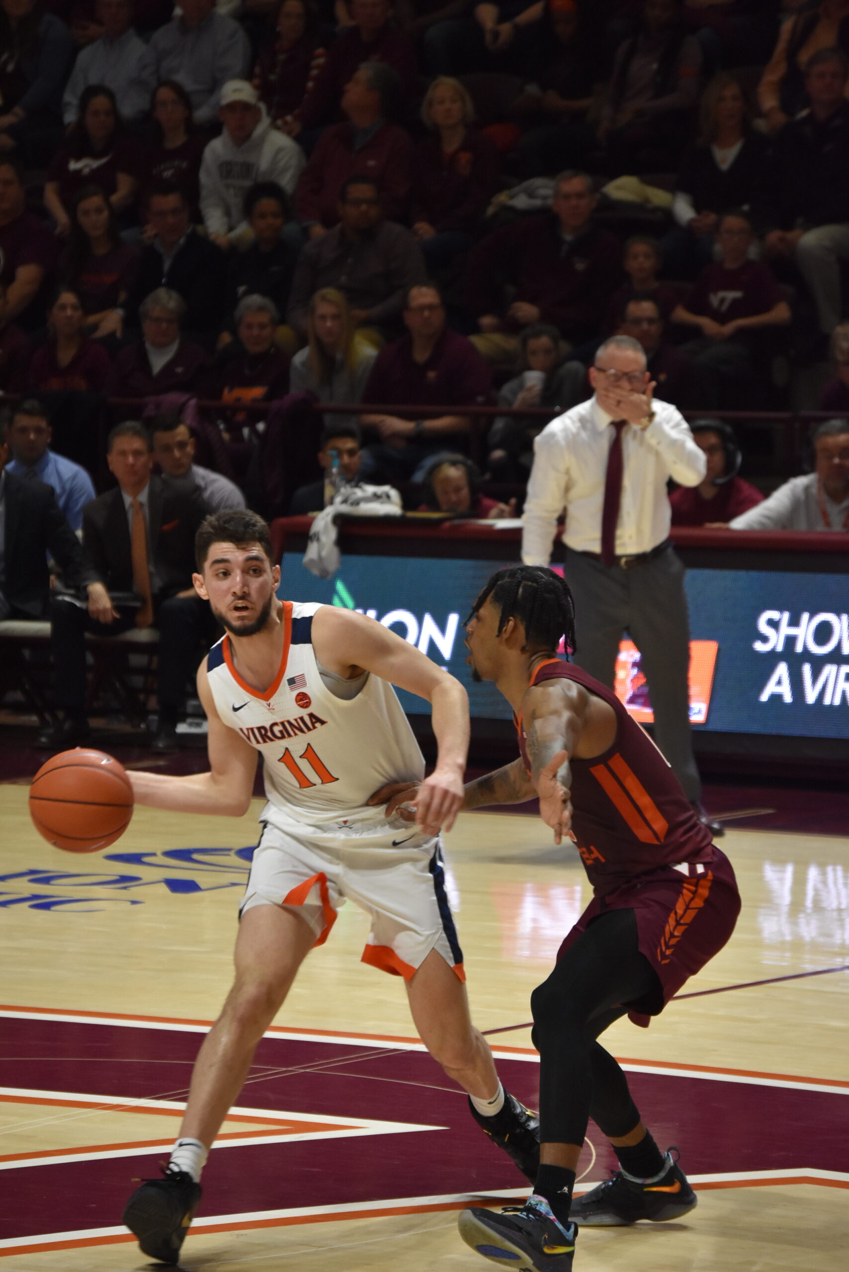 Ty Jerome con el uniforme de Virginia ante Virginia Tech en febrero de 2019