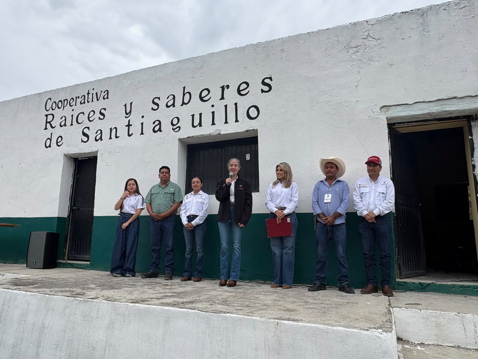 Participantes del encuentro frente a la sede comunitaria.