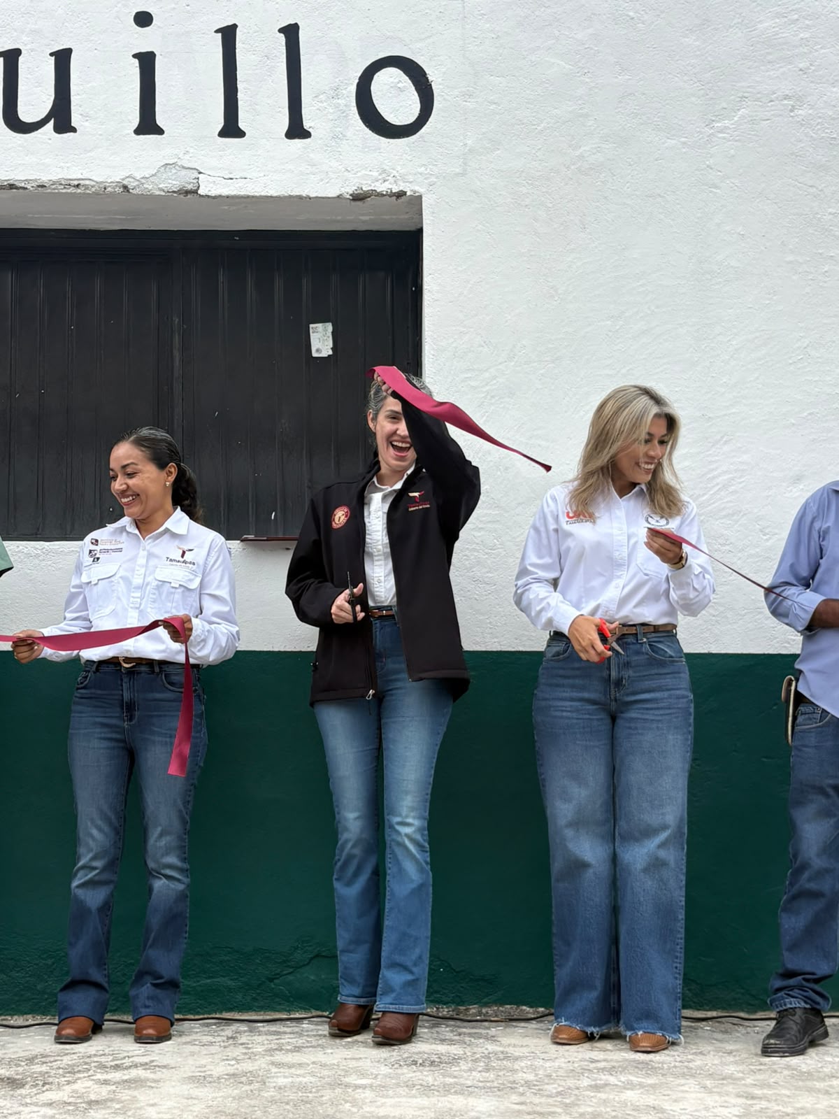 Participantes durante la actividad de apertura.