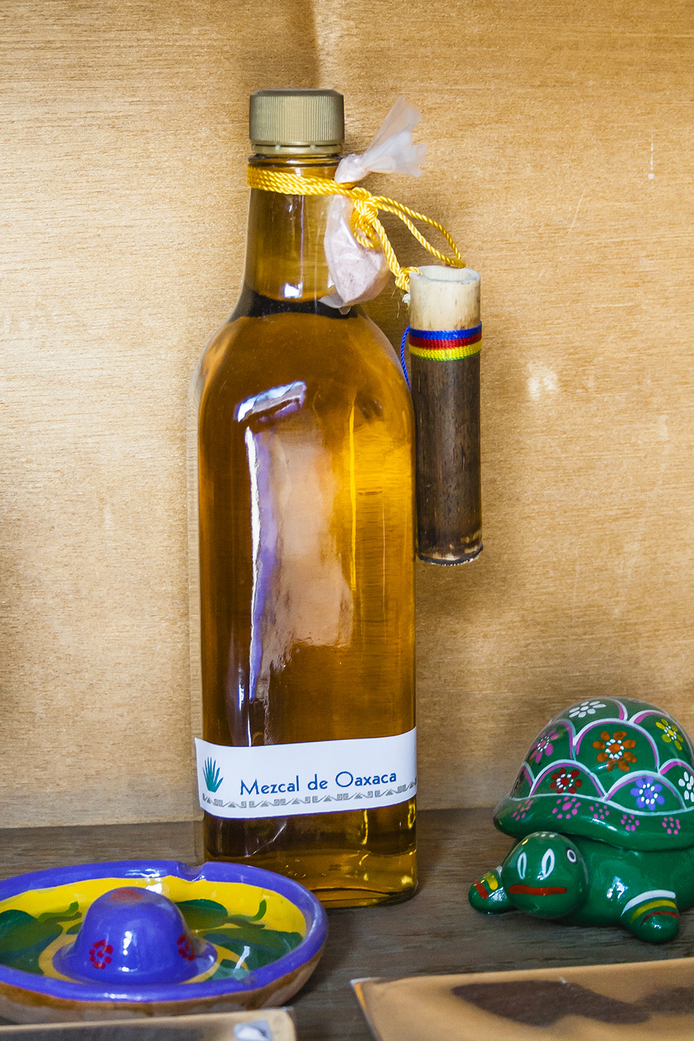 Botella de mezcal y artesanías de Oaxaca, fotografía de archivo de Jan Harenburg.