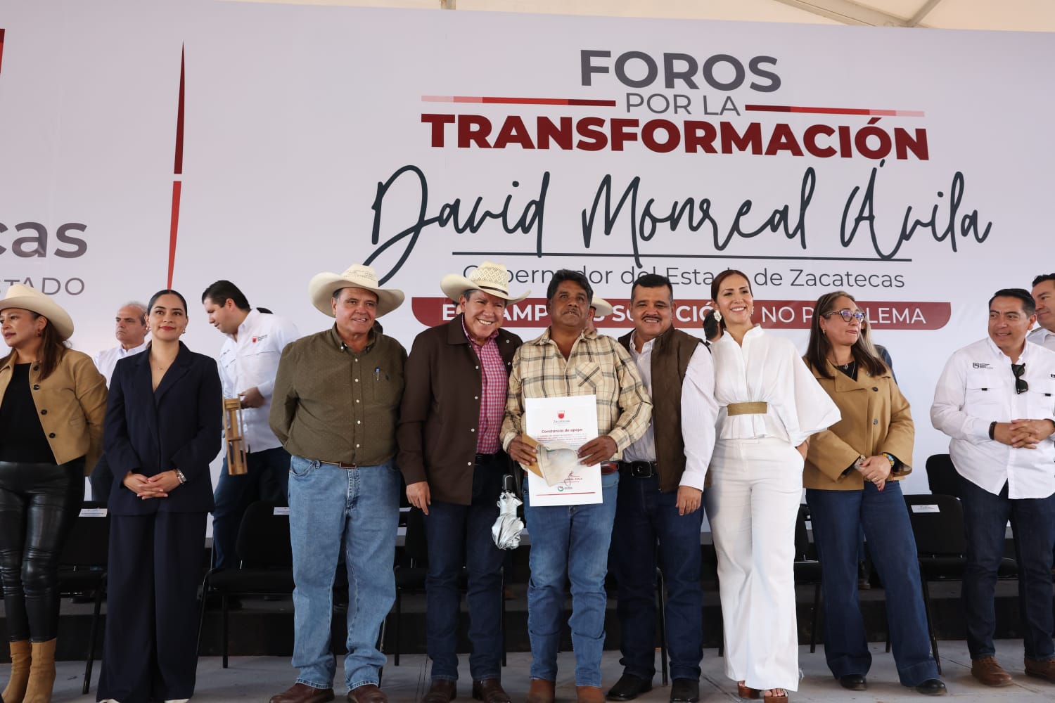 DAVID MONREAL ENTREGA SUBSIDIOS PARA TRACTORES EN RÍO GRANDE