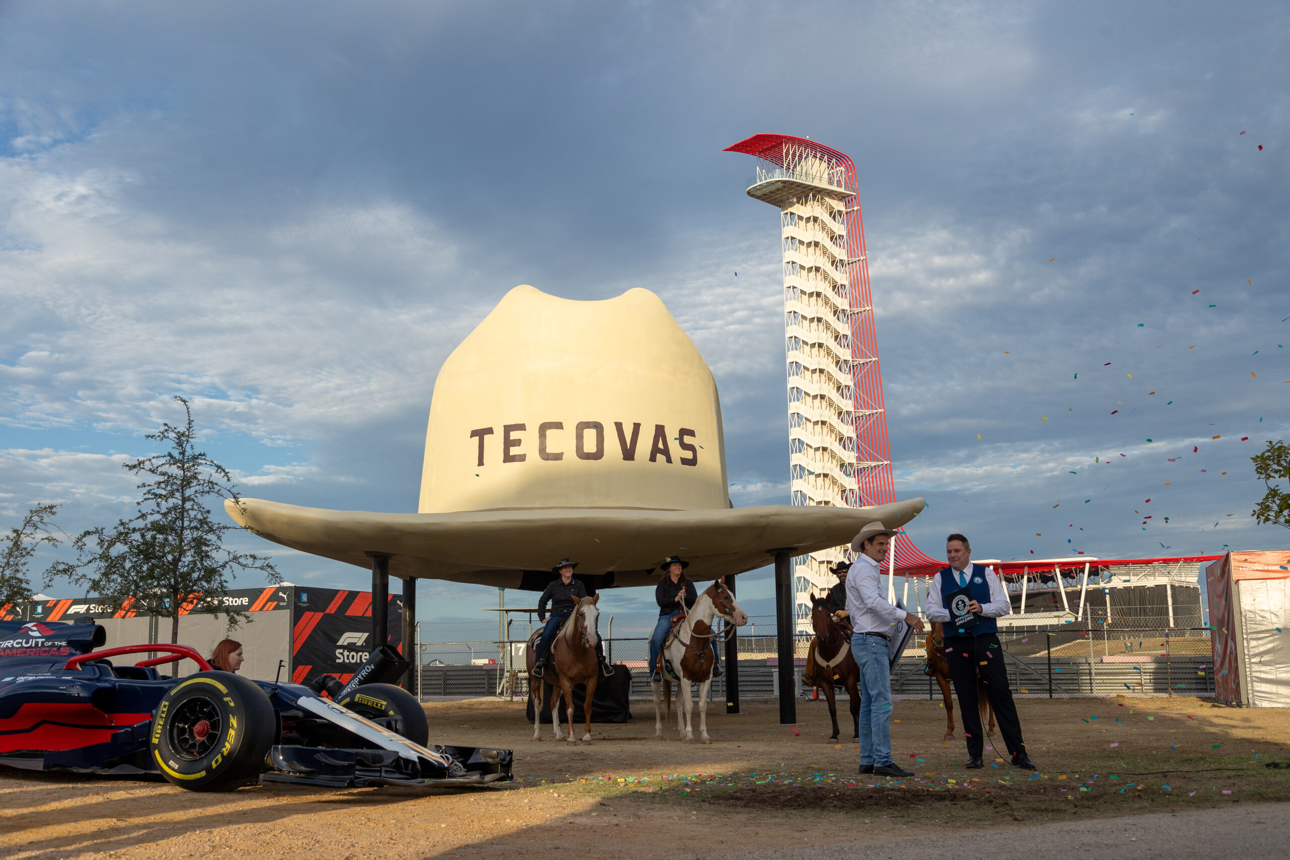 Presentación del sombrero gigante junto a la torre de COTA