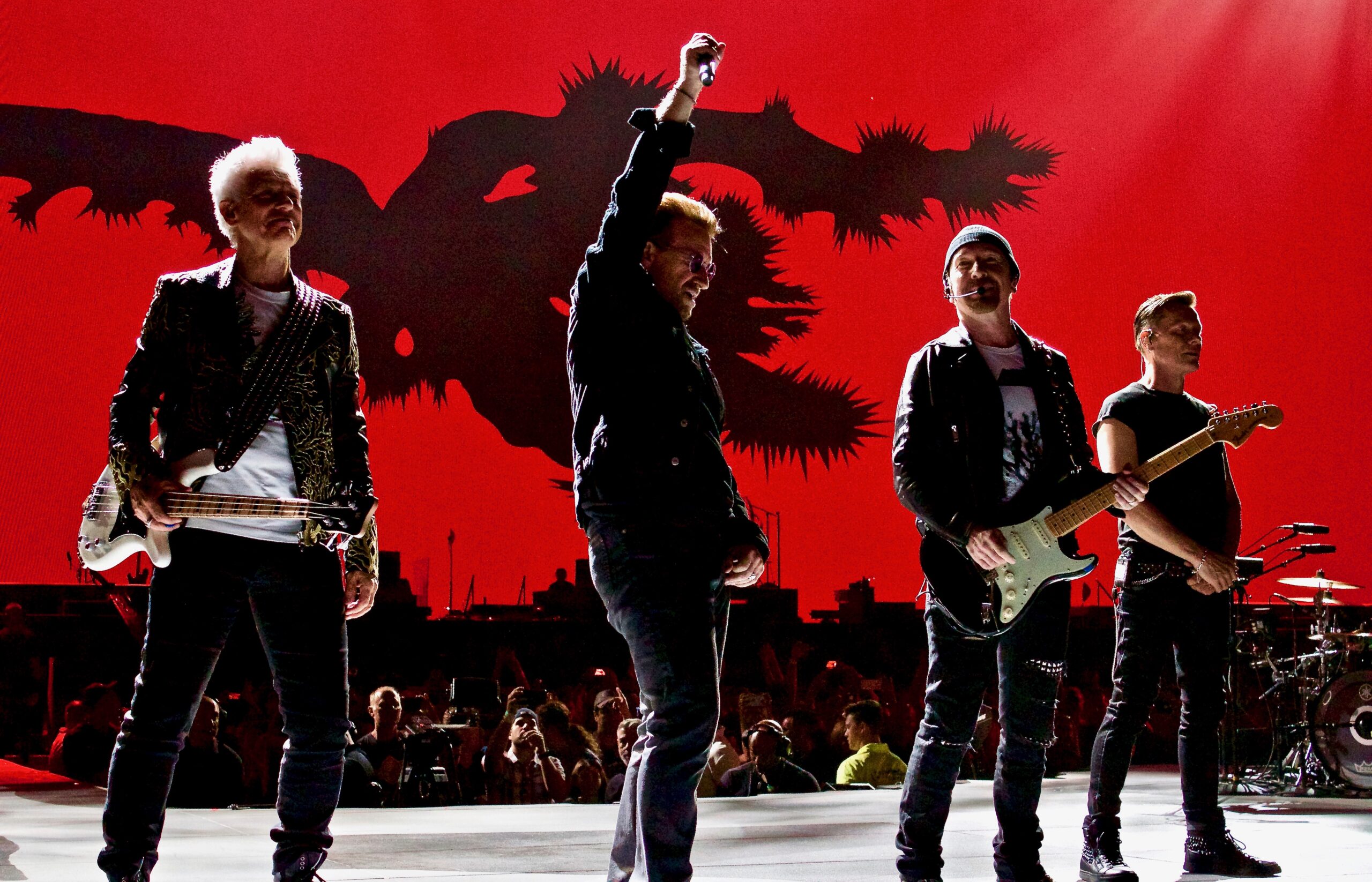 U2 sobre el escenario en Kansas City durante The Joshua Tree Tour en 2017