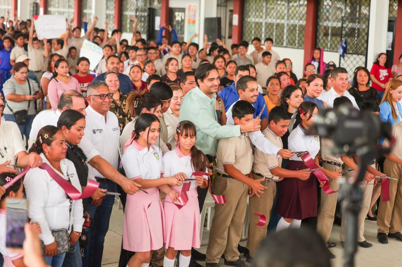 CARLOS PEÑA ORTIZ ENTREGA TECHUMBRE A LA SECUNDARIA 15 DE PUERTA GRANDE