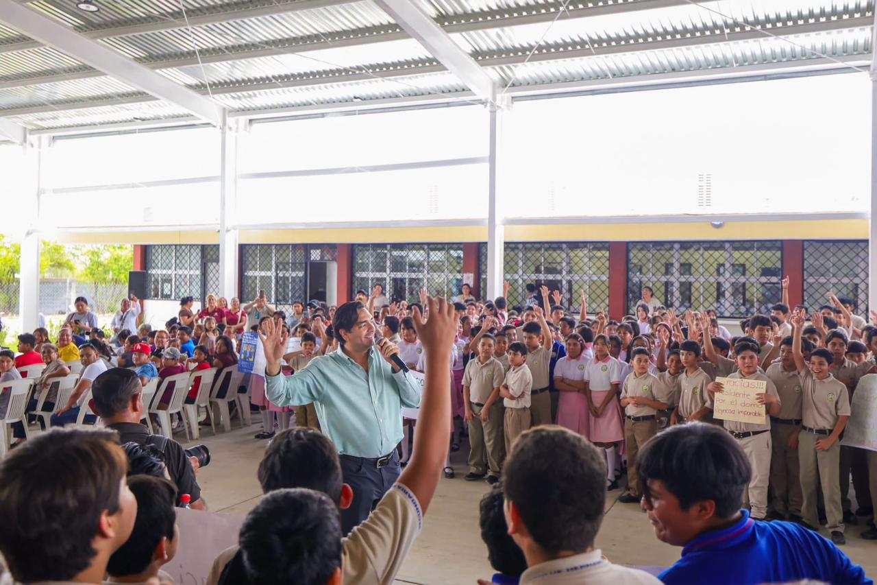 CARLOS PEÑA ORTIZ ENTREGA TECHUMBRE A LA SECUNDARIA 15 DE PUERTA GRANDE